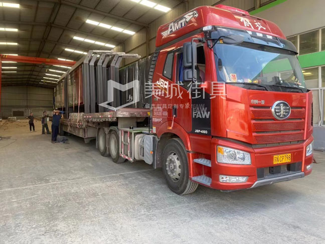 2022.9.21美城街具供應(yīng)咸陽公交站臺(tái)第二車發(fā)貨現(xiàn)場(chǎng)